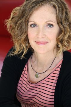 Peggy Flood interpreta (voice)