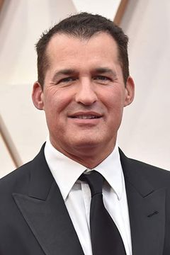 Scott Stuber interpreta Policeman
