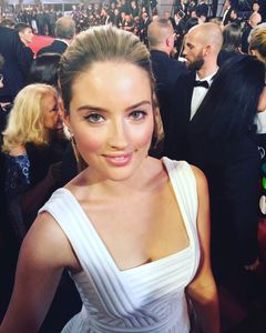 Sophie Tilson interpreta Eve