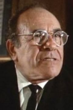 Joseph Leon interpreta Dr. Blackstock