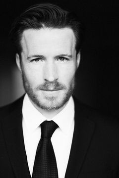 Jesse Erwin interpreta Theo