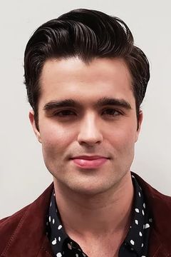 Spencer Boldman interpreta Adam Davenport