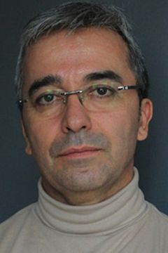 Sabri Özmener interpreta Müdür Nadir
