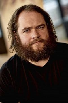 Esben Dalgaard Andersen interpreta Rikert
