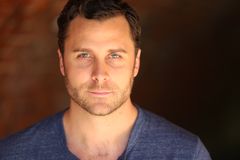 Corey James Wright interpreta Paul