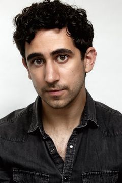 Arash DeMaxi interpreta Rizwan Asadi