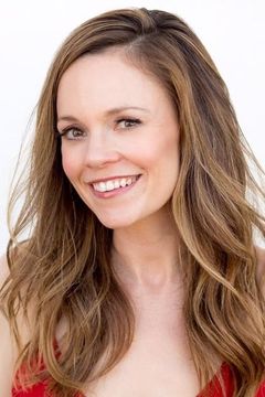 Rachel Boston interpreta Lucy