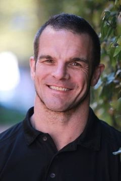 Ian Roberts interpreta Den Bravers