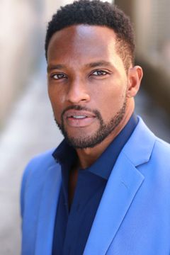 Aswan Harris interpreta Detective (uncredited)