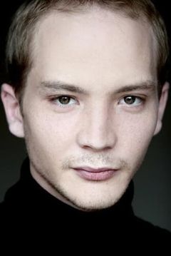 Anthony Decadi interpreta Fils de Préfet