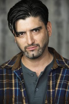 Peter Anaya interpreta Huntley Waiter