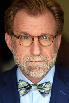 David Gibson interpreta Headmaster