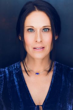 Caroline Avery Granger interpreta Hot 45-Year-Old