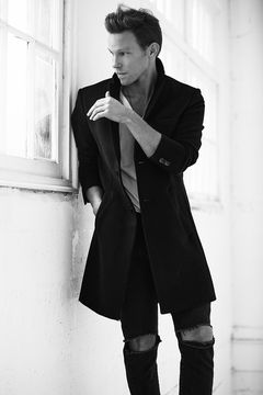 Nathan Cann interpreta Tom