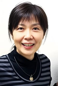 Kaoru Mizuki interpreta Funeral Home Receptionist