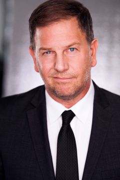 Bryan Chesters interpreta FBI Agent (uncredited)