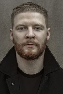 Owen Burke interpreta Thief
