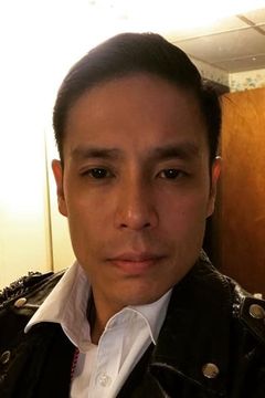 Leo De Rivera interpreta Casino Bartender