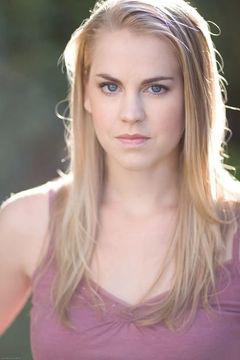 Maddy Curley interpreta Waitress