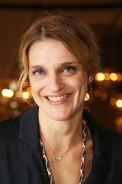 Olivia Côte interpreta Caro