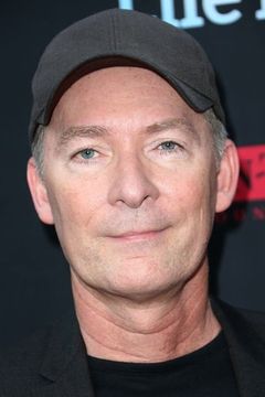 Stephen Stanton interpreta Admiral Raddus (voice)