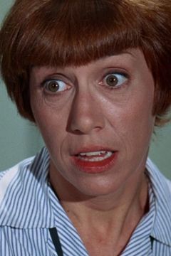 Ceil Cabot interpreta Miss McGuirk