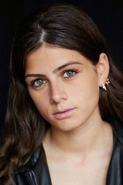 Derya Akyol interpreta Alisha