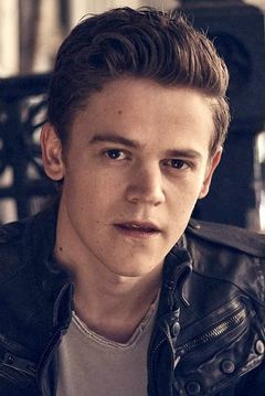 Sam Clemmett interpreta Young Brimsley