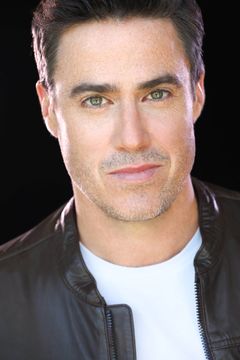 Jeff Roop interpreta Alex