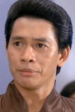 Phillip Ko interpreta Guard (uncredited)