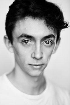 Samuel Blenkin interpreta Lawrence