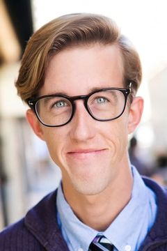 Garrett Bales interpreta Tim