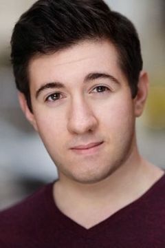 Elliot Lazar interpreta Sergei, Bellboy