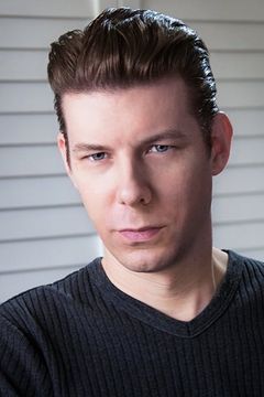 James Byron interpreta Police Officer #2