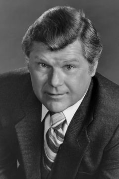 Bob Hastings interpreta M. C.
