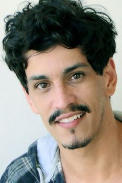 Gustavo Duque interpreta Crew Member