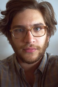Matthew Shear interpreta Sidney