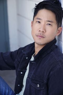 Richard Jin Namkung interpreta Cool Coffee Manager