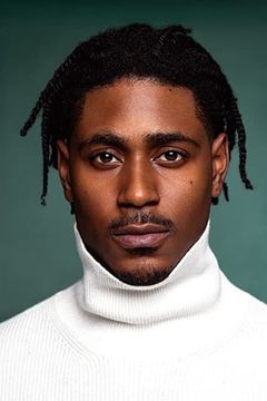 Xavier Scott Evans interpreta Police Officer Grey