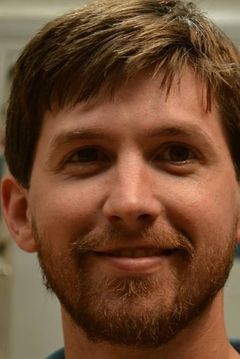 Kevin Chevalia interpreta Jamie Seaver