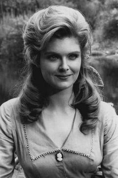 Patricia Blair interpreta Fashion Narrator