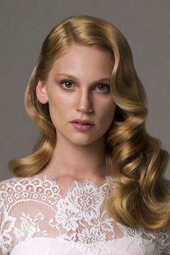 Farah Zeynep Abdullah interpreta Alexandra Verjenskaya (Şura) / Şura (Alexandra Verjenskaya)
