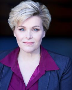 Christine Clayburg interpreta Female Newscaster