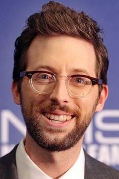 Rob Kerkovich interpreta Sebastian Lund