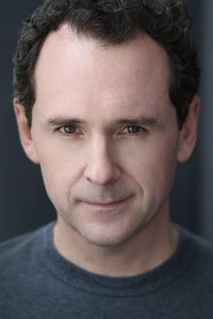 Brian J. Carter interpreta Mr. Randall