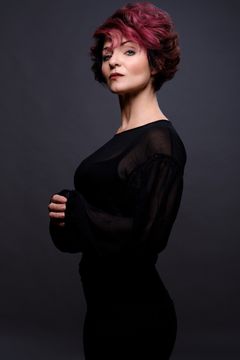 Shanna Forrestall interpreta Harlend's Assistant