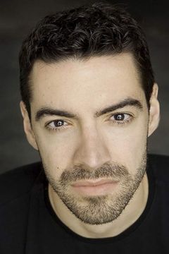 Fabio Tassone interpreta French Newscaster