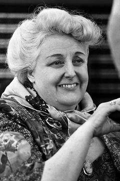 Tessie O'Shea interpreta Mrs. Hobday