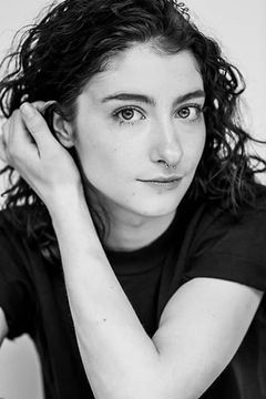 Mackenzie Cardwell interpreta Gloria