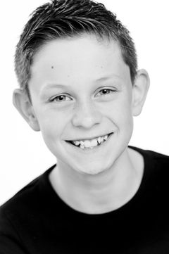 Alex Taylor-McDowall interpreta Edward Maxwell